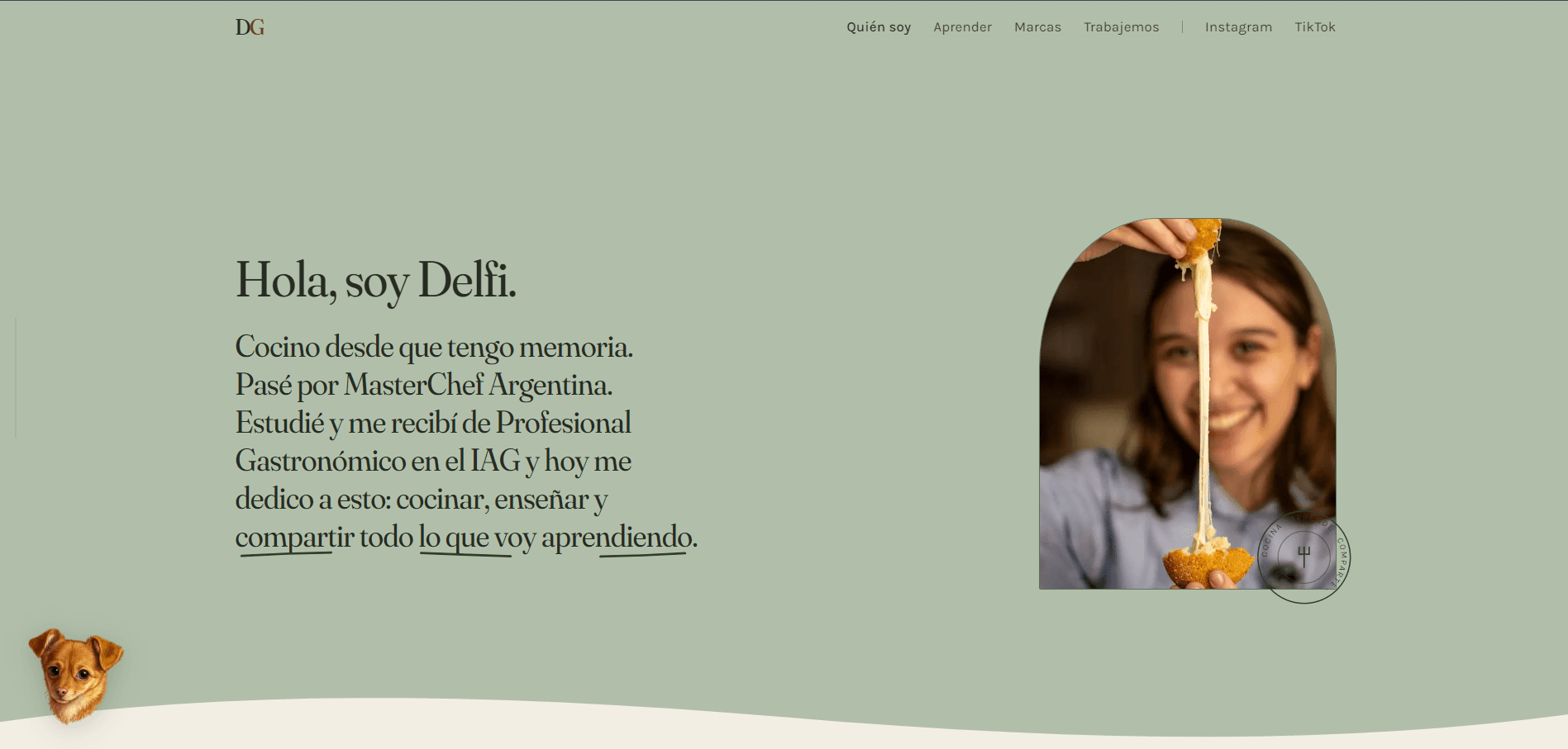 The opening of Delfina Gayoso's site: over a sage green background, «Hola, soy Delfi» set in serif, a short text introducing herself, and a photograph of her cropped into an arch, pulling the cheese from a croquette.